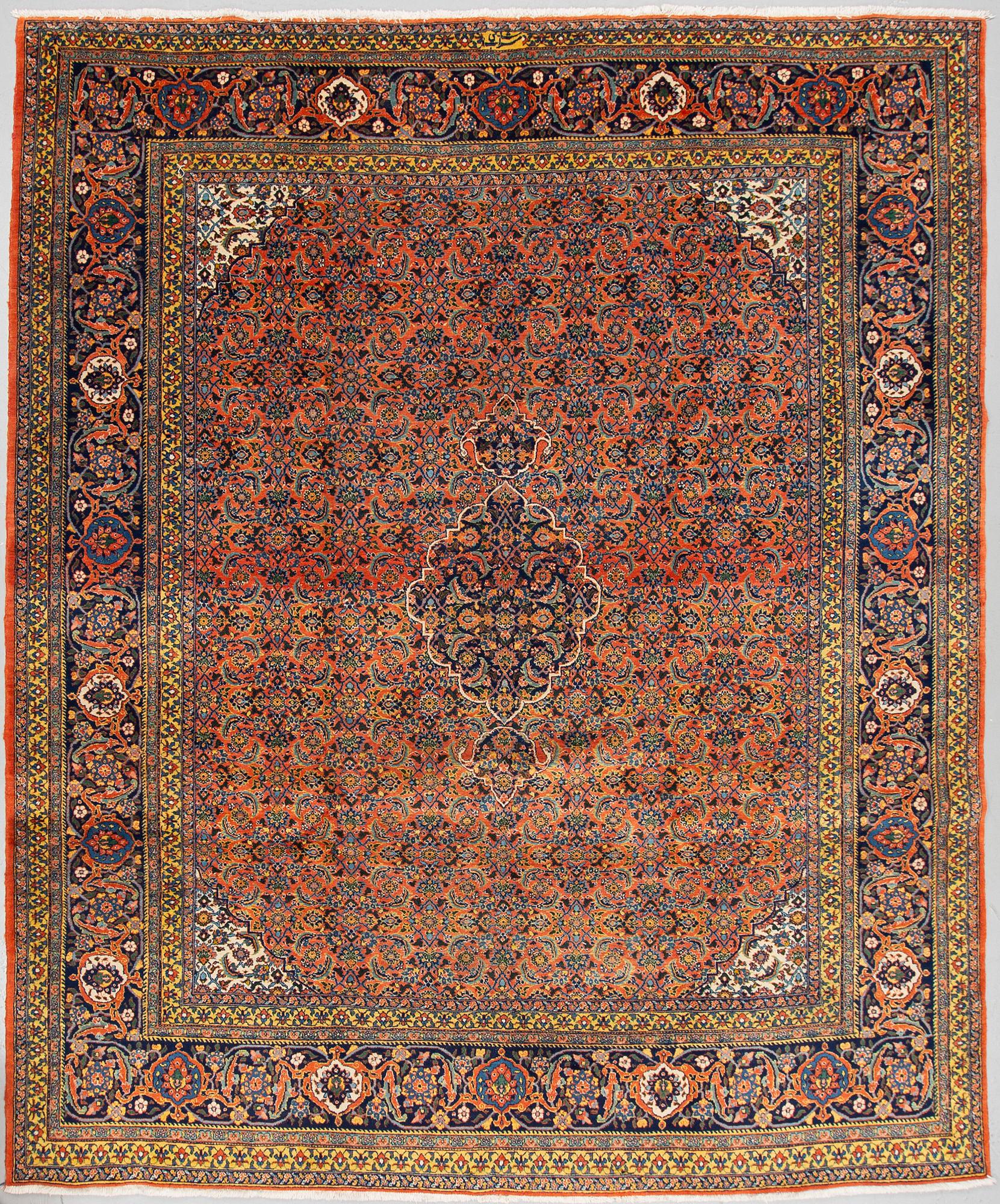 MATTA, semiantik Täbris signerad Sarab Mashayekhi, 328 x 270 cm.