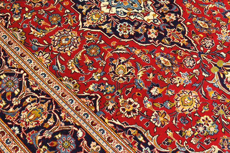 A Keshan rug, approx. 305 x 194 cm.