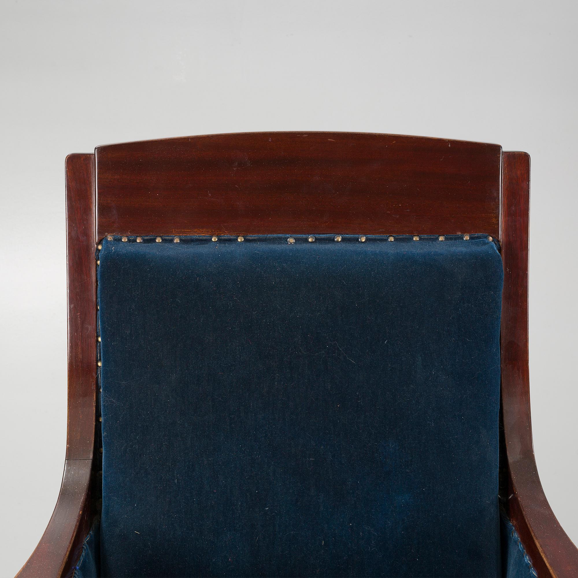 A pair of jugend armchairs from the early 20th century.