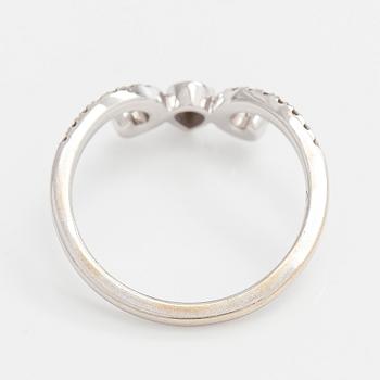 Ring, 18K vitguld med päronslipad samt briljantslipade diamanter.