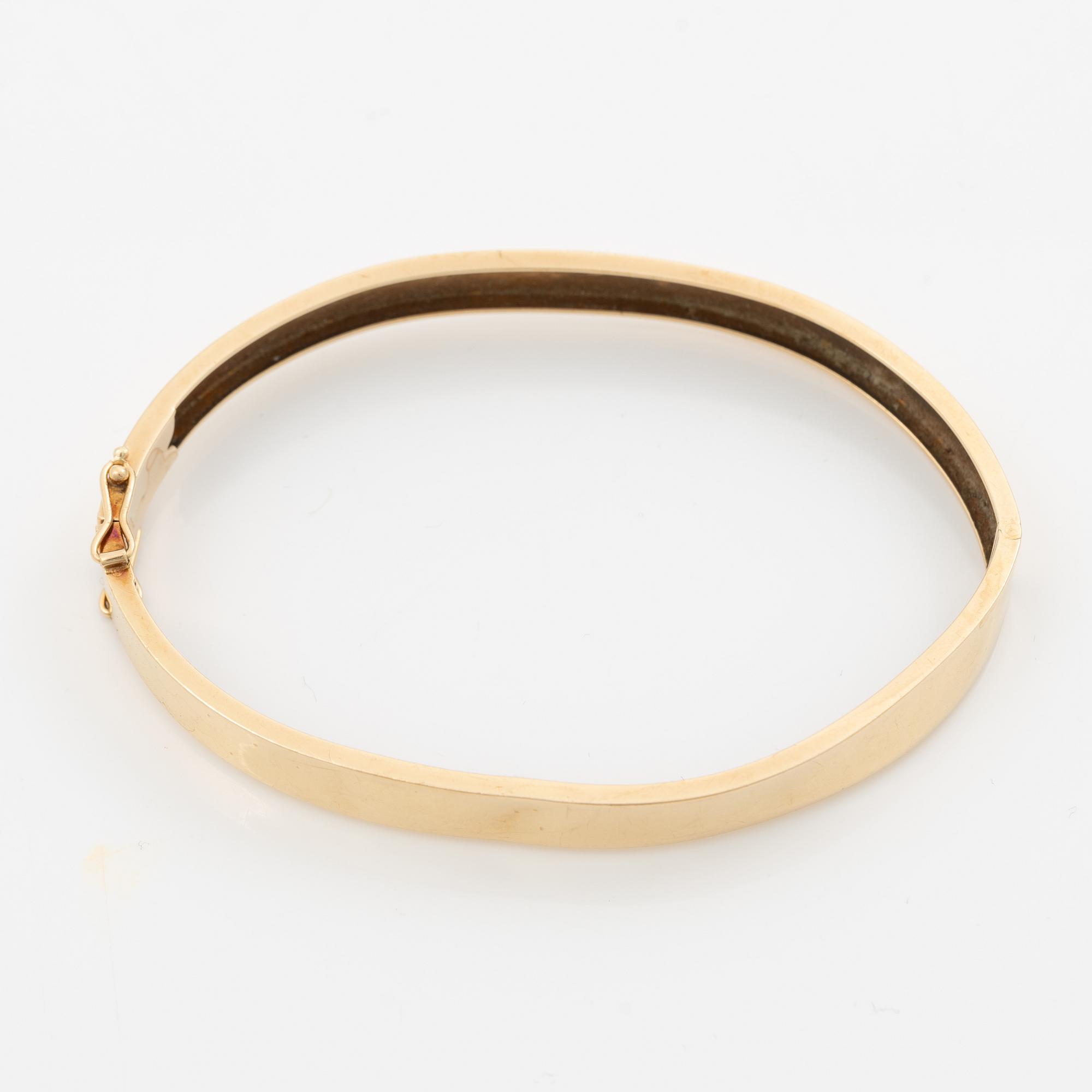 18K gold bracelet.