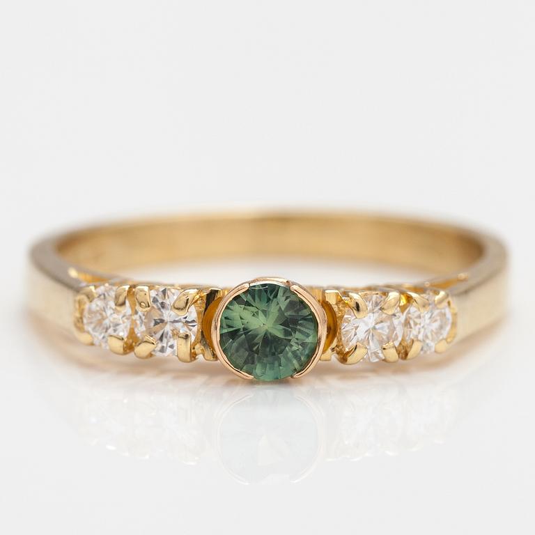 RING, 18K guld, grön safir, diamanter ca 0.24 ct tot. Finska importstämplar, 1987.