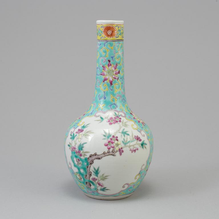 A chinese famille rose porcelain vase. Qing dynasty, Guangxu (1874-1908), with Kangxi four character mark.