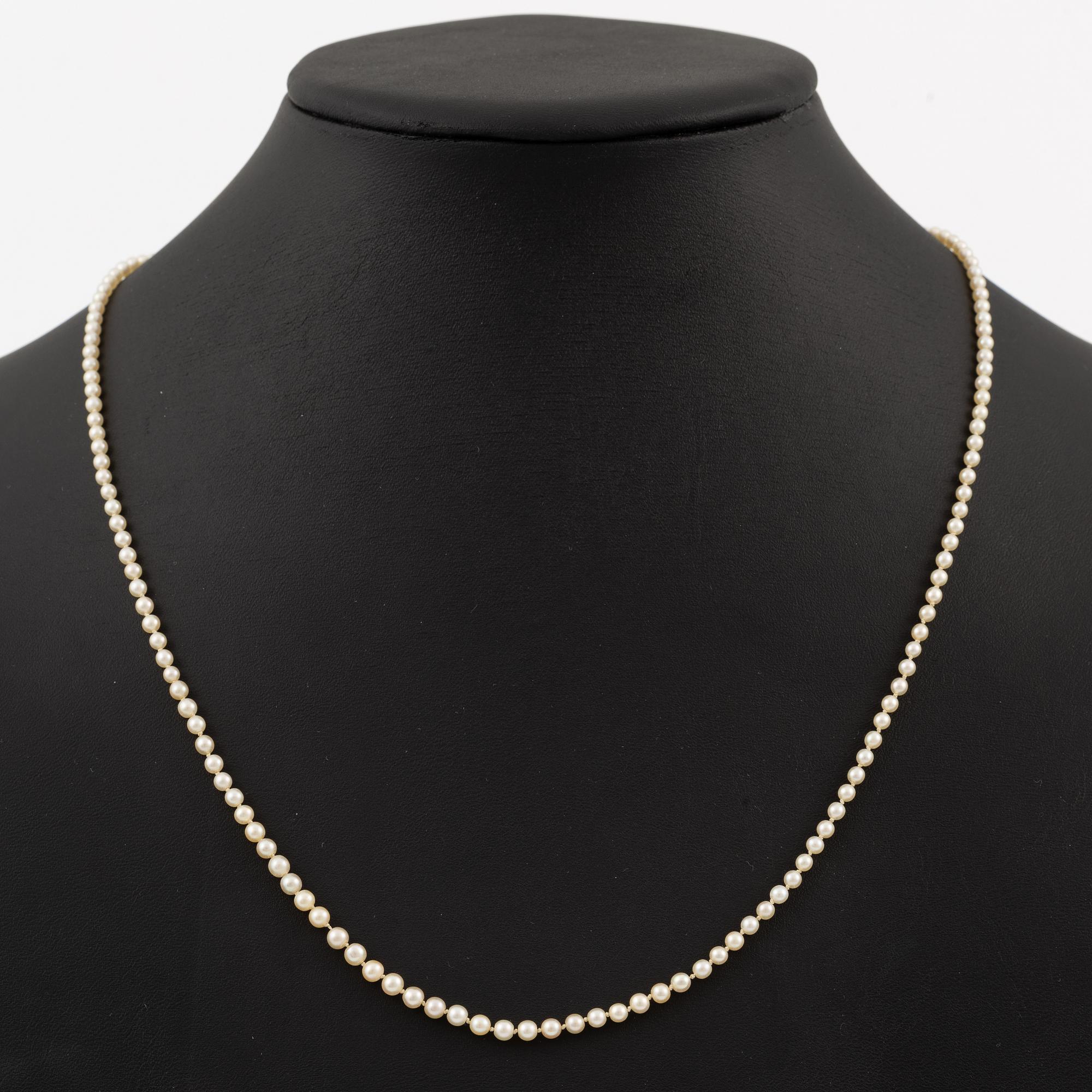 Pearl necklace, graduated pearls, clasp in 18K white gold with small diamonds.