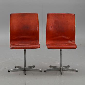 STOLAR, ett par, "Oxford", Arne Jacobsen, Fritz Hansen, Danmark. 1960-talets slut.
