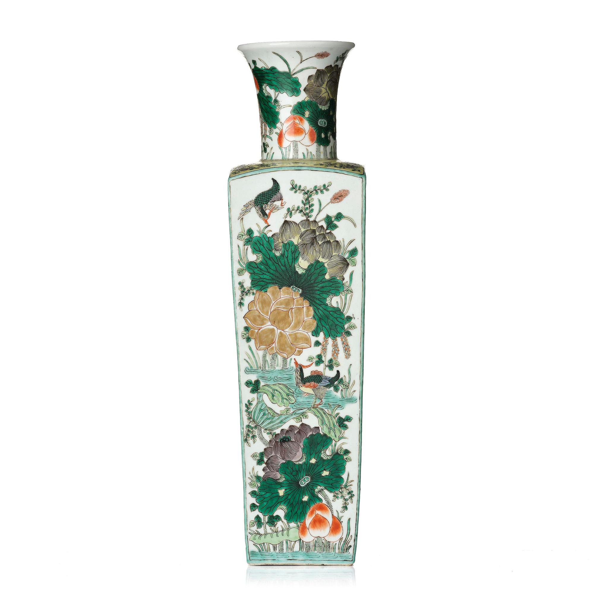 Vas, porslin. Qingdynastin, 1800-tal.