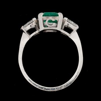 RING, 18k vitguld med smaragd ca 1,55 ct och diamanter ca 0,52 ct. Vikt 4,5 g.