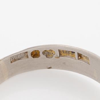 Ring, 18K white gold with brilliant-cut diamonds.