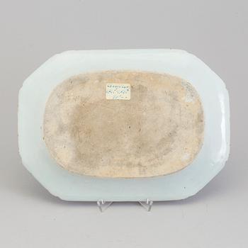 A blue and white serving dish, Qing dynasty, Qianlong (1736-95).
