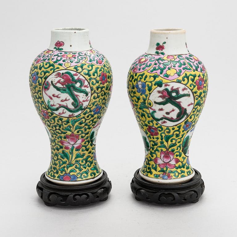 A pair of Chinese porcelain urns from late Qing, circa 1900.