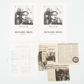 Mapp med grafik av Richard Årlin & Olof Sandahl.