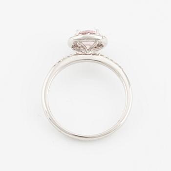 Ring in 18K gold with a faceted morganite and round brilliant-cut diamonds.