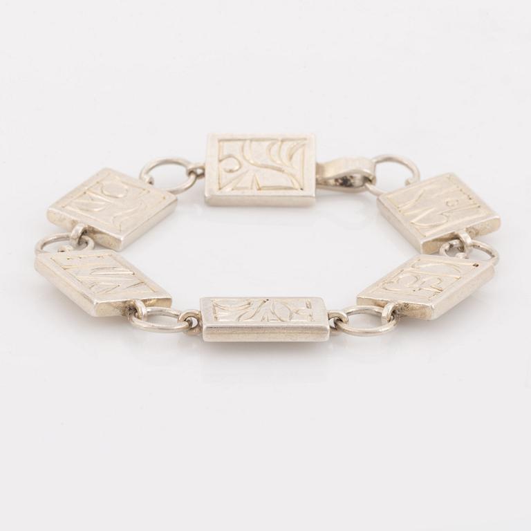 A silver bracelet by Sörlings Konsthantverk.