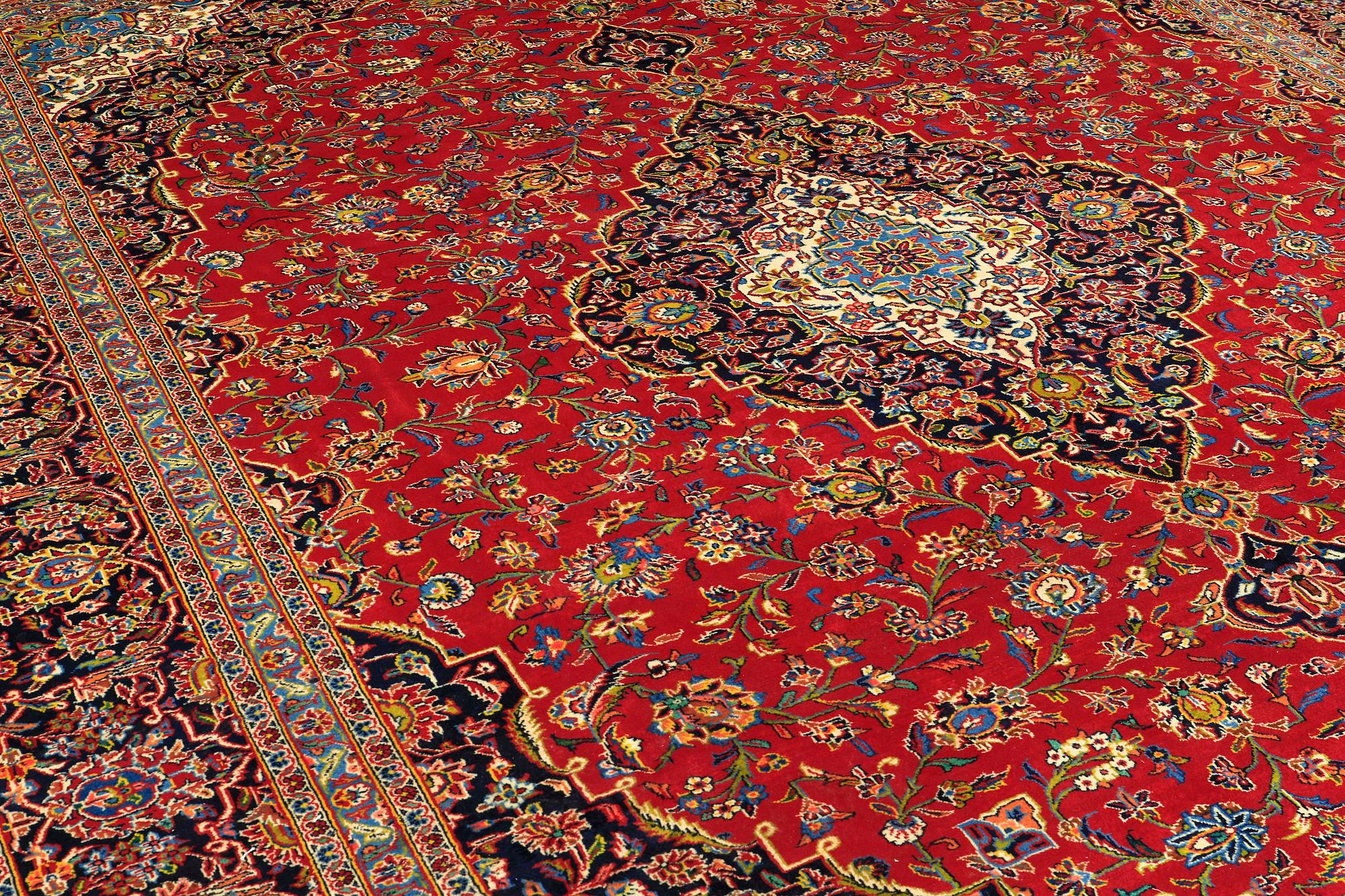 A CARPET Kashan, signed, ca 422 x 347 cm.