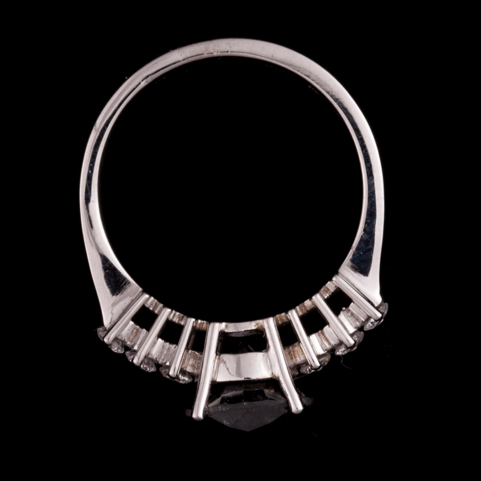 RING, 18K vitguld, svart färgad diamant, 3,09 ct, sidodiamanter tot. 0,32 ct. Vikt 5,6 g. Intyg 336.