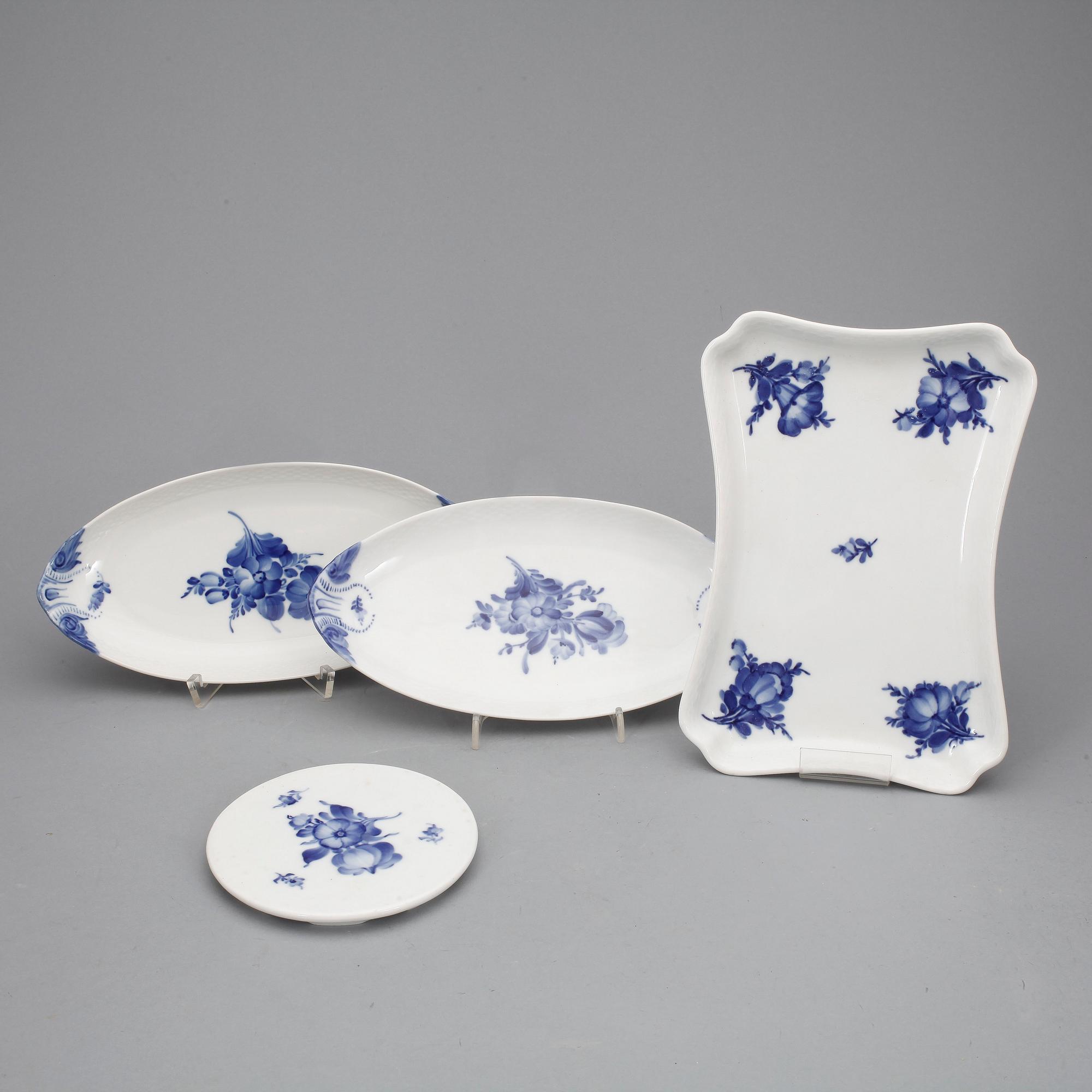 SERVISDELAR, ca160+8 delar, porslin, "Blå blomst", Royal Copenhagen, 1900-tal.