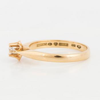 RING, med briljantslipad diamant.