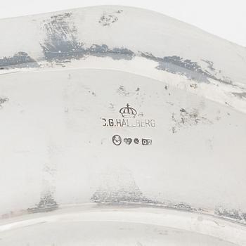 A silver charger by CG Hallberg, Stockholm 1940.