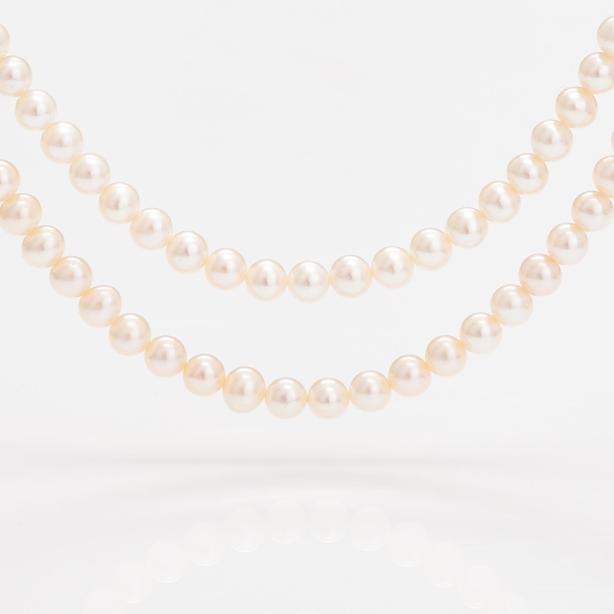 A two-strand pearl collier ja sterlinghopeaa.