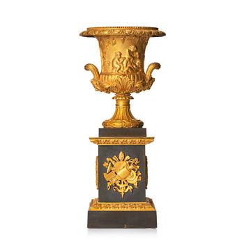 A French Empire gilded and patinated bronz urn, early 19th century.