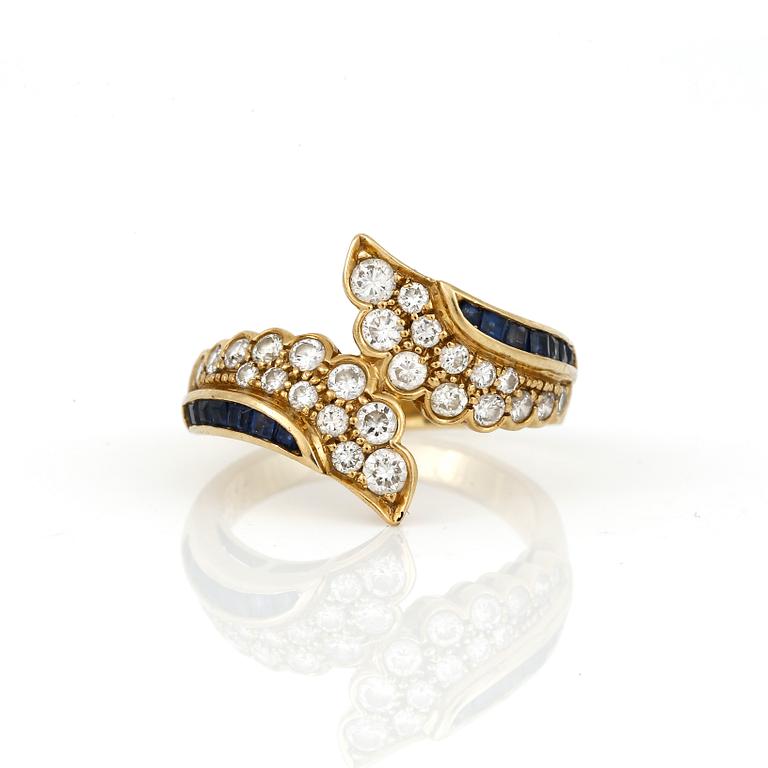 RING, 18K guld med briljantslipade diamanter, tot ca 0,73 ct och trappslipade safirer. Total vikt ca 5,10 g.