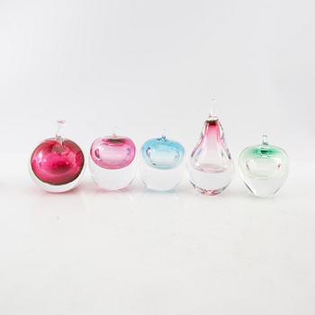 Letter weights/decorative fruits and perfume bottle 18 pcs glass 20th century.