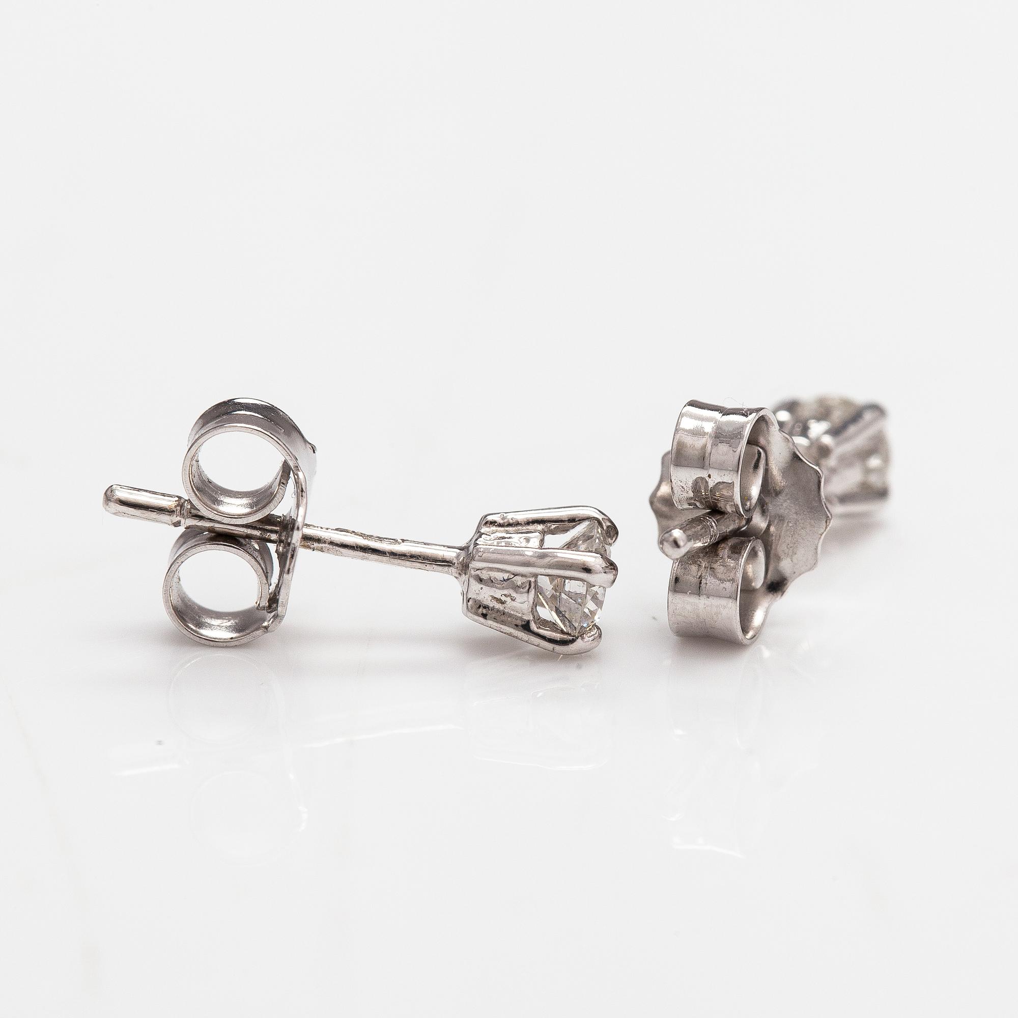 A pair of 18K white gold earrings with diamonds ca. 0.40 ct in total.