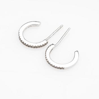 Earrings, a pair, with brown diamonds.