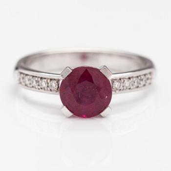 SORMUS, 14K valkokultaa, lyyijylasikäsitelty rubiini n. 1.82 ct ja timantteja n.0.15 ct yht.