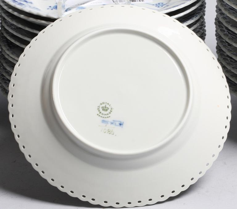 SERVISDELAR, 97 st, porslin, Musselmalet bl.a helblond, Royal Copenhagen. Kongl Dansk.