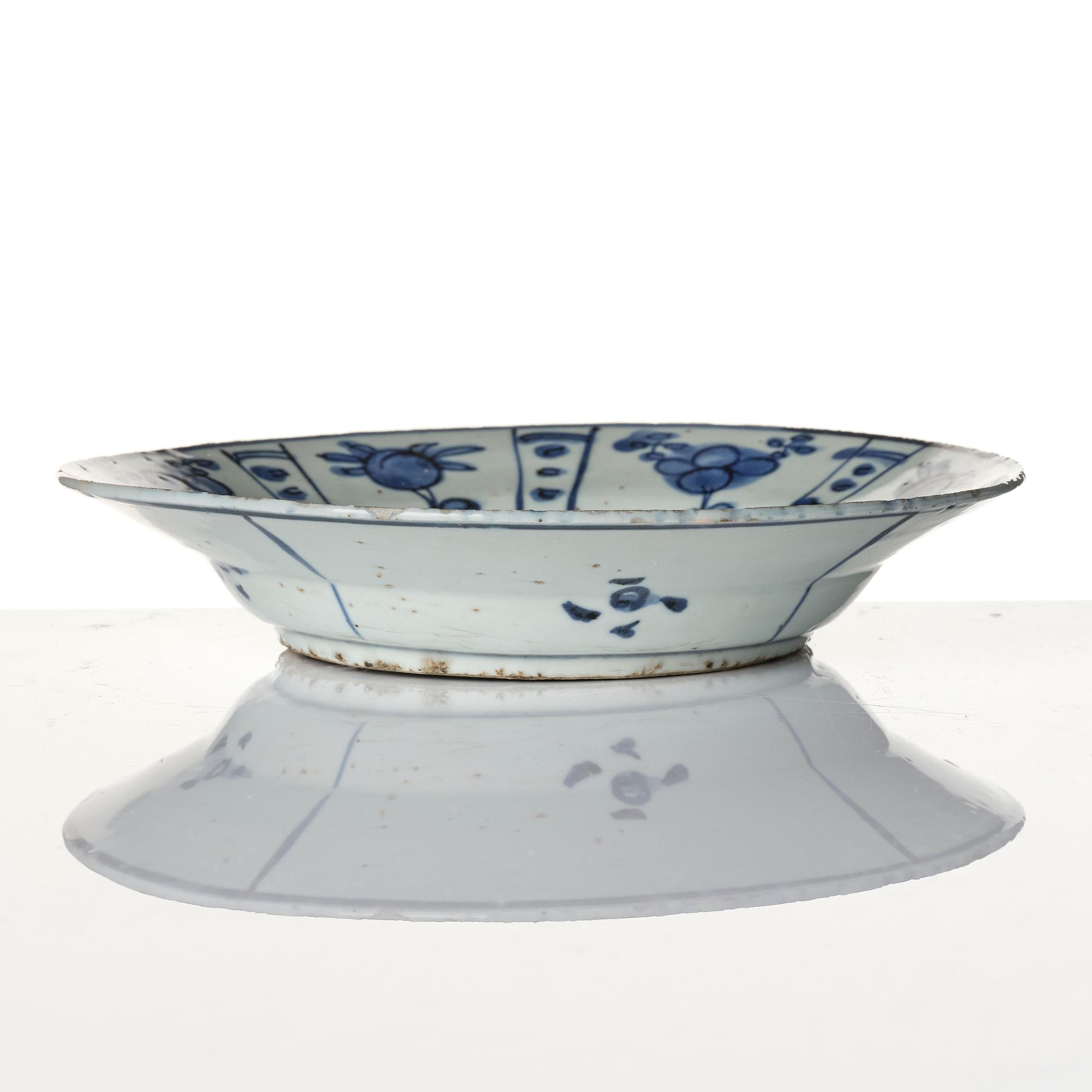 A blue and white kraak porcelain dish, Ming dynasty, Wanli (1572-1620).