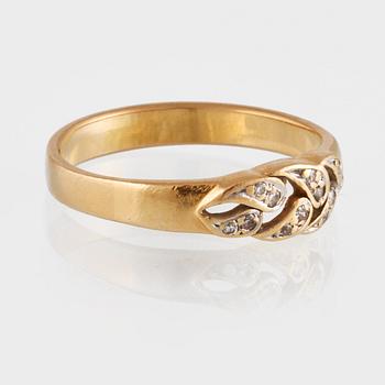 RING, 18K guld med små briljantslipade diamanter. Vikt 3,7 gram.