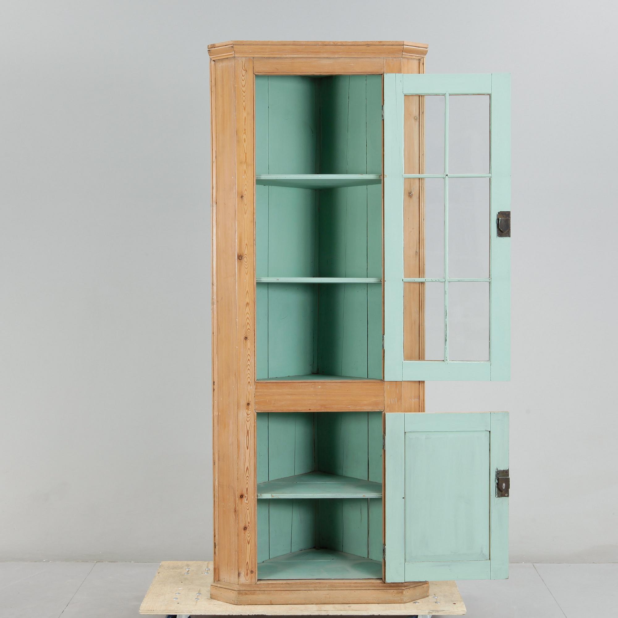 HÖRNSKÅP, 1800-talets början.