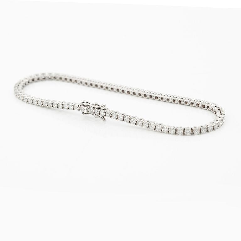 Tennis bracelet 18K white gold with round brilliant-cut diamonds.