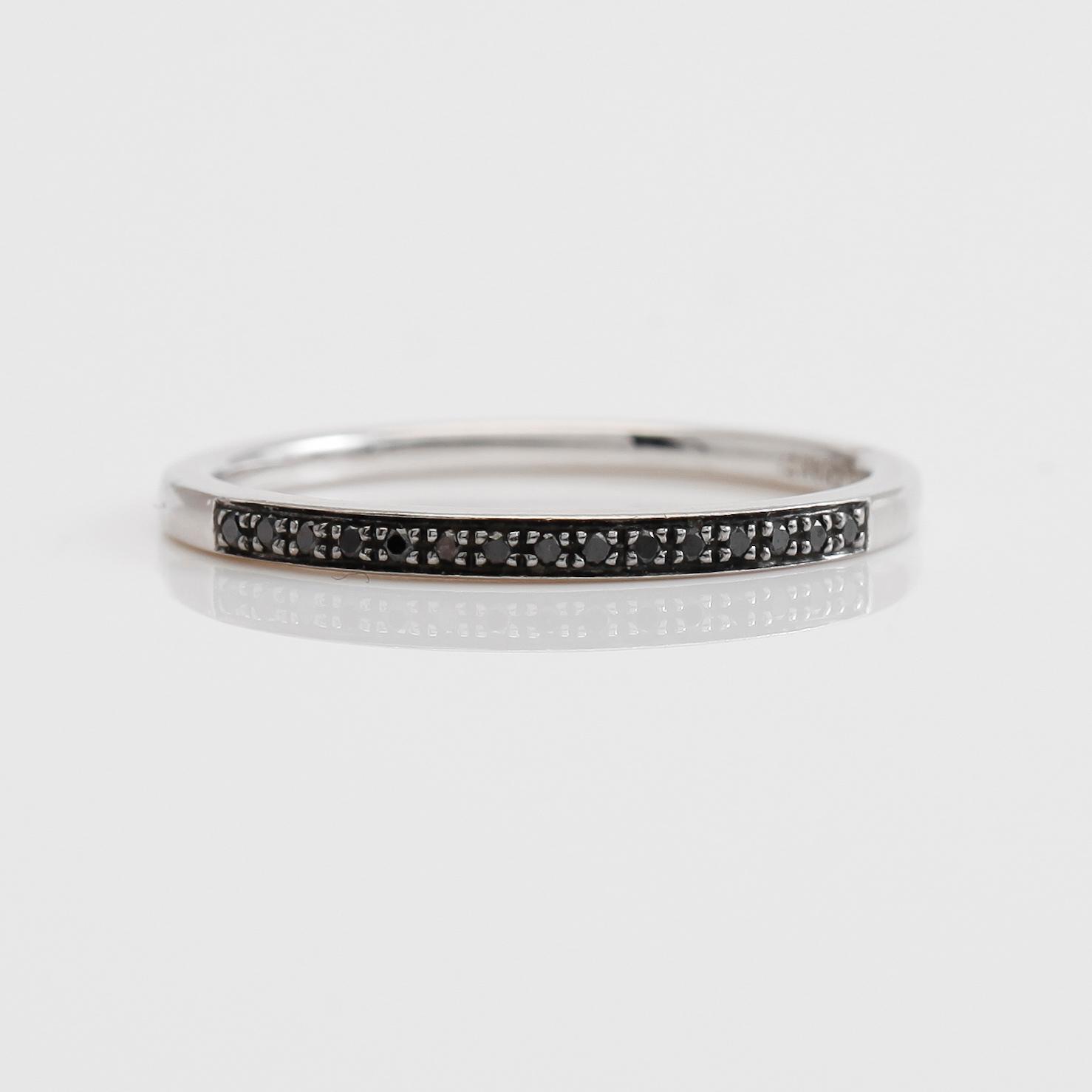 RING, 14K vitguld med svarta stenar.