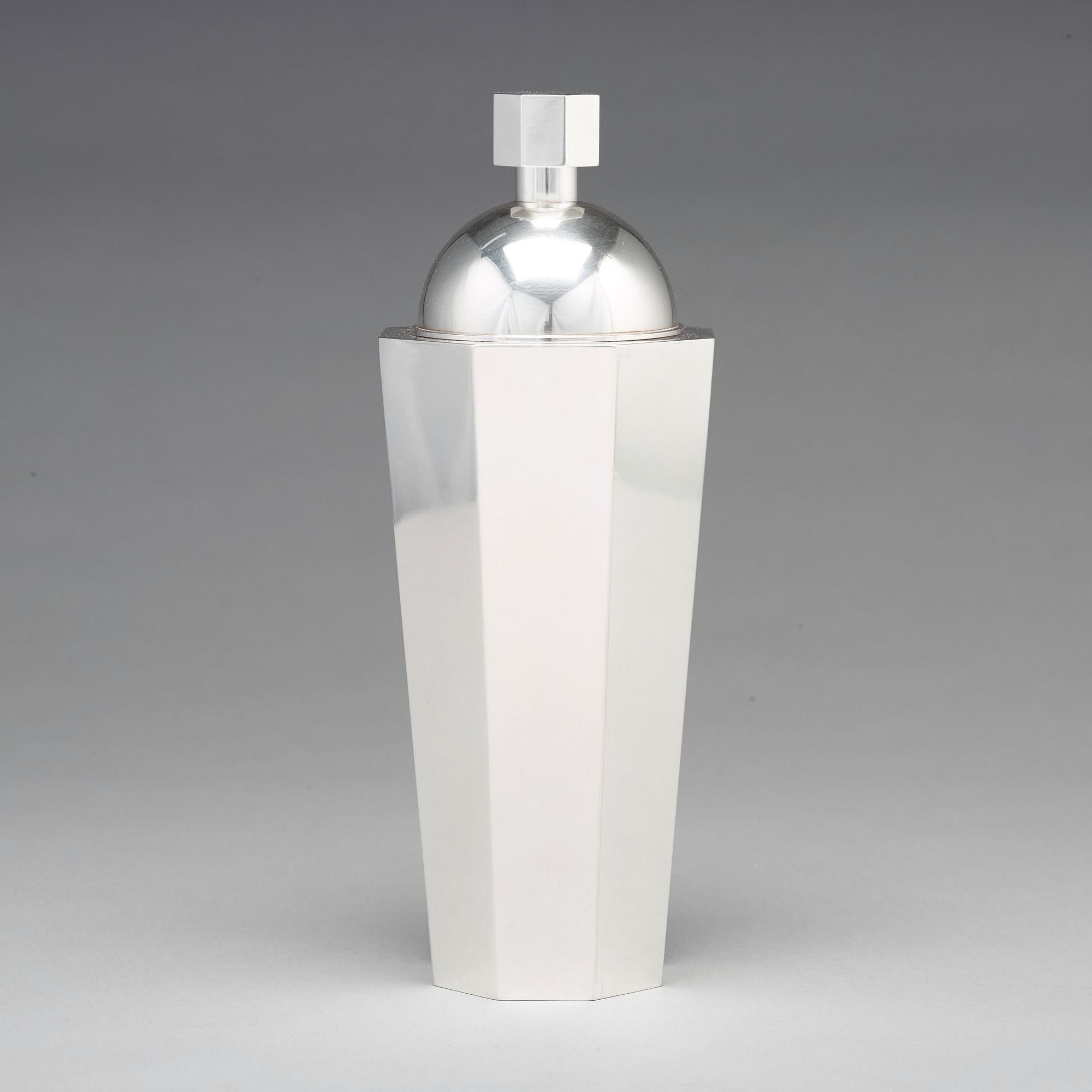 Wiwen Nilsson, a cocktail set comprising a cocktailshaker, ten glasses and a tray, Lund, sterling 1946.