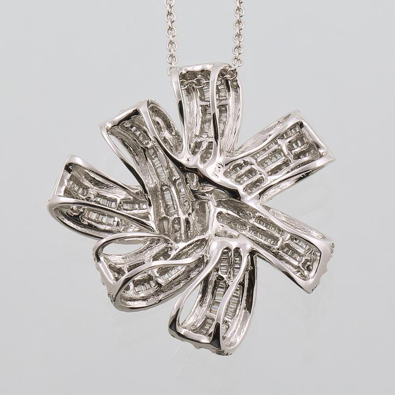 HÄNGE, 18K vitguld med briljant och baguettslipade diamanter 1.36 ct. Vikt 10,8 gram.