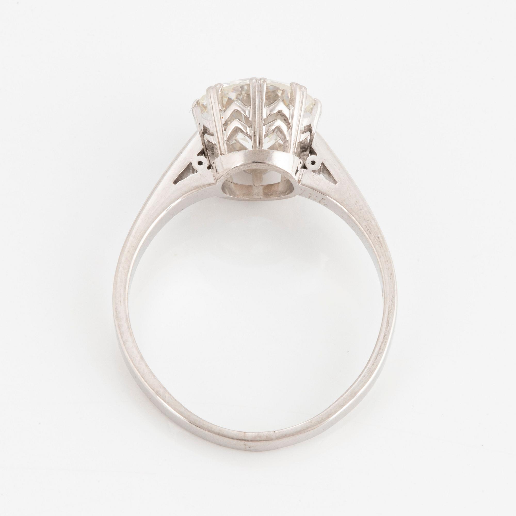 Ring 18K vitguld med en rund briljantslipad diamant vikt 2.07 ct enligt gravyr kvalitet ca G/H vs.