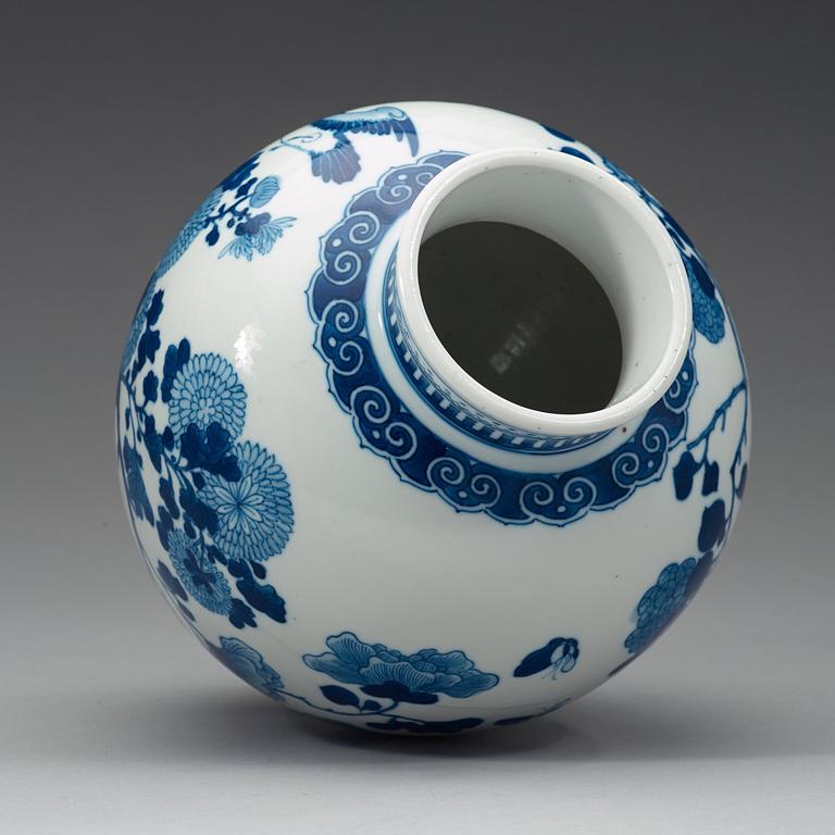 A blue and white pot, late Qing dynasty, circa 1900.