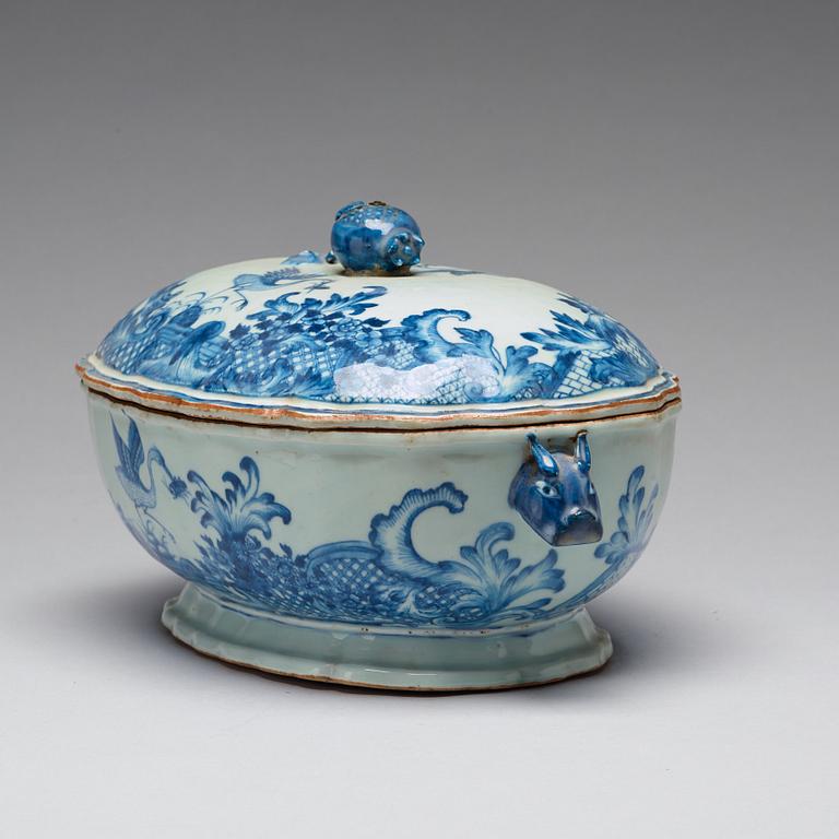 A blue and white armorial tureen with cover, Qing dynasty, Qianlong (1736-95).