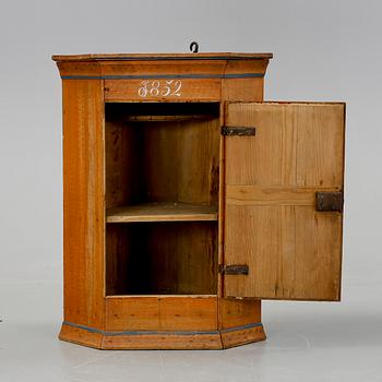 HÖRNSKÅP, allmoge, bär datering 1852.