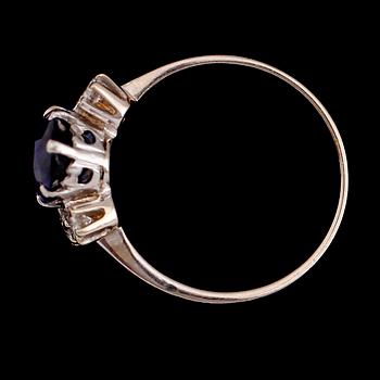 RING, 18 k vitguld, briljantslipade diamanter samt blå safir, svenska stämplar 1982, IBG, Norrköping.