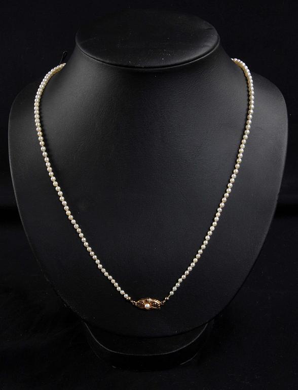 PÄRLCOLLIER, 2 st, ett guldlås 18K och ett silverlås.