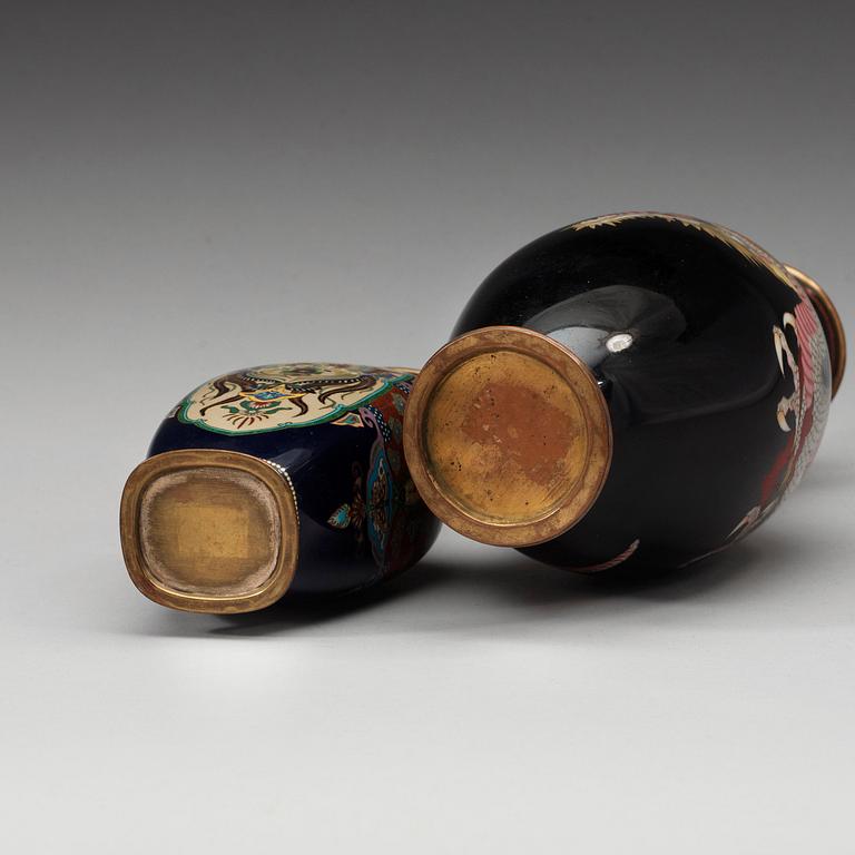 VASER, två stycken, cloisonné. Japan, Meiji (1868-1912).