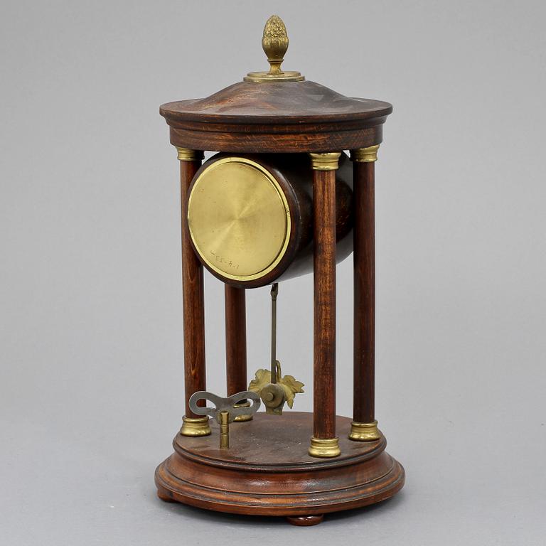 BORDSPENDYL, empirestil, 1900-talets första kvartal.