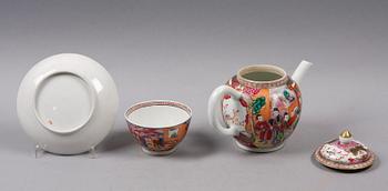 KOPP MED FAT samt TEKANNA, porslin, Kina, 1800-tal.