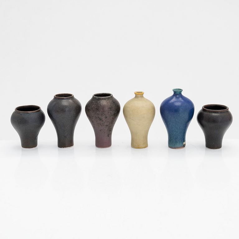 Annikki Hovisaari, a collection of 27 pieces ceramic vases, signed Arabia AH.