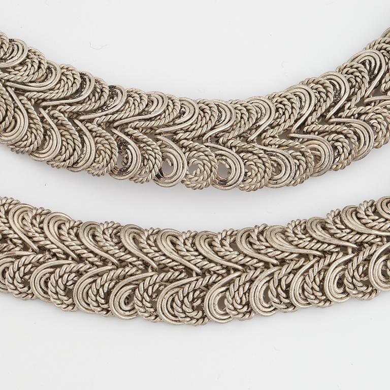 COLLIER, silver, två stycken.