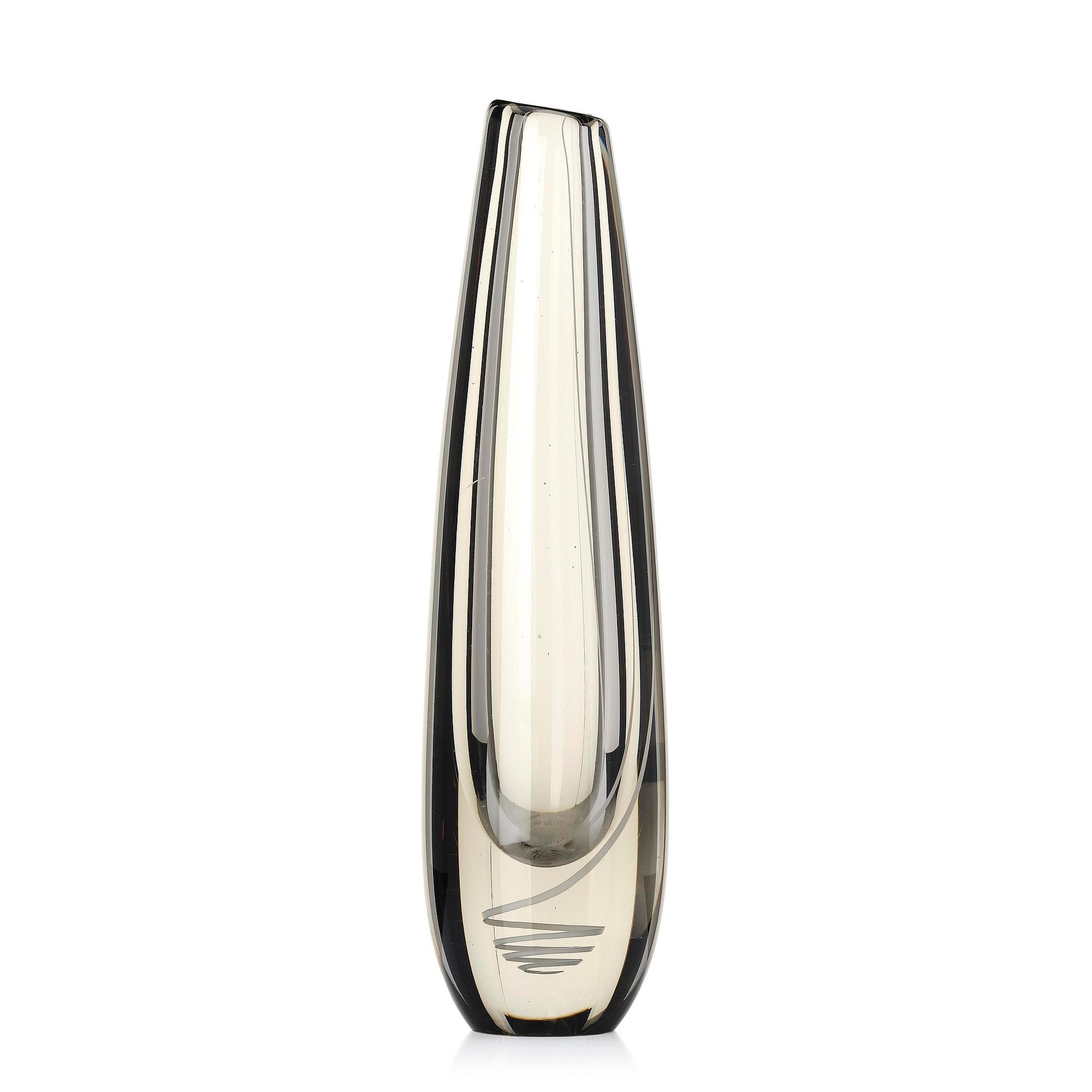 Gunnel Nyman, a "Serpentine" glass vase, Nuutajärvi, Notsjö, Finland 1960.