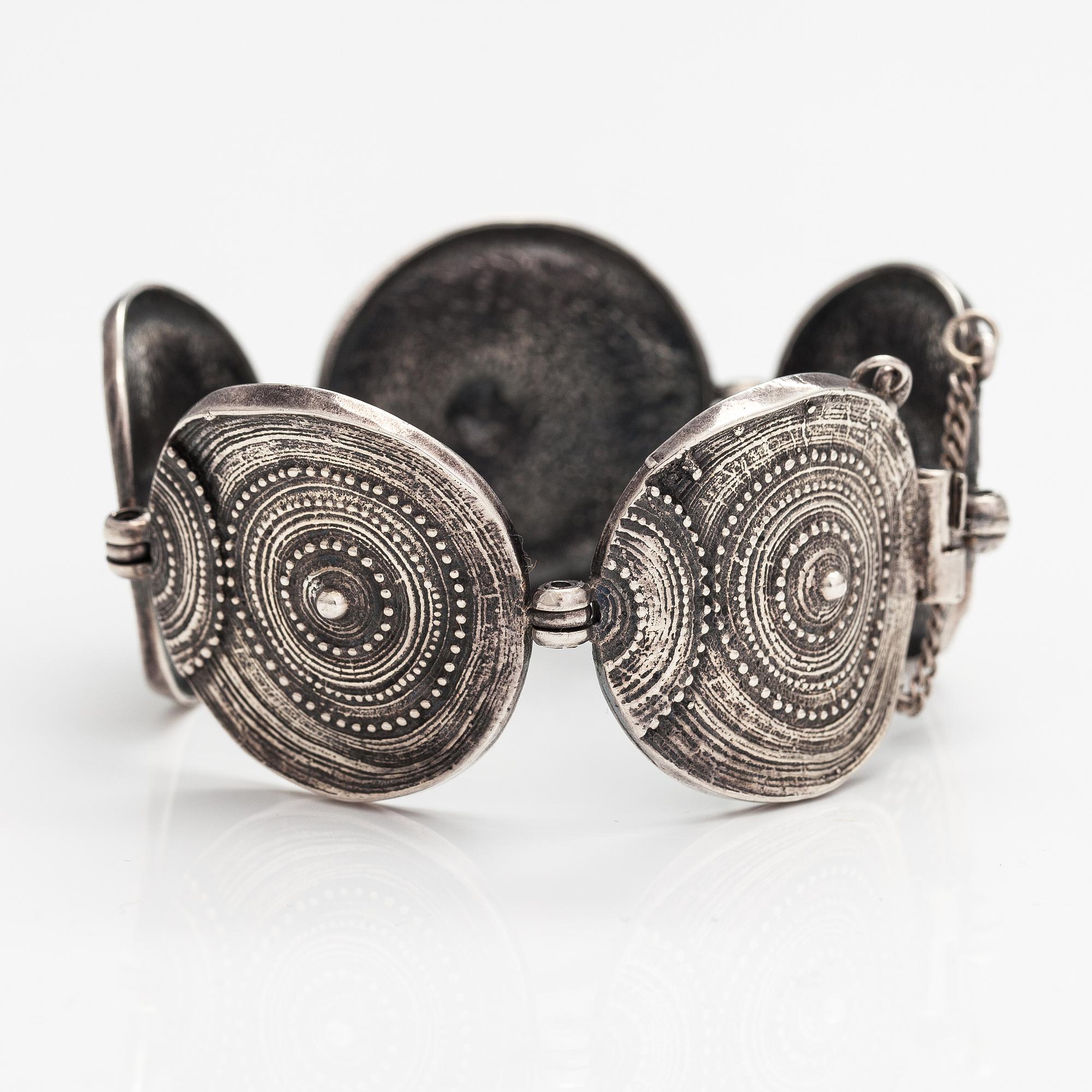 Jorma Laine, A silver bracelet "Chic". Turun Hopea, Turku 1973.